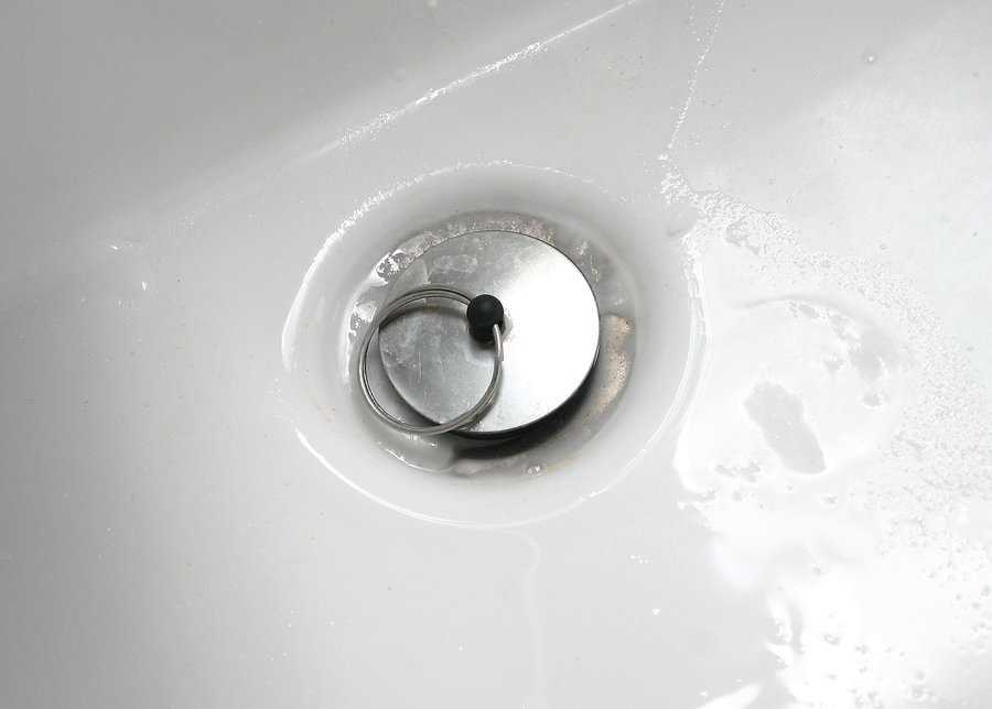 Пробка в ванной пропускает воду - spbremont.su