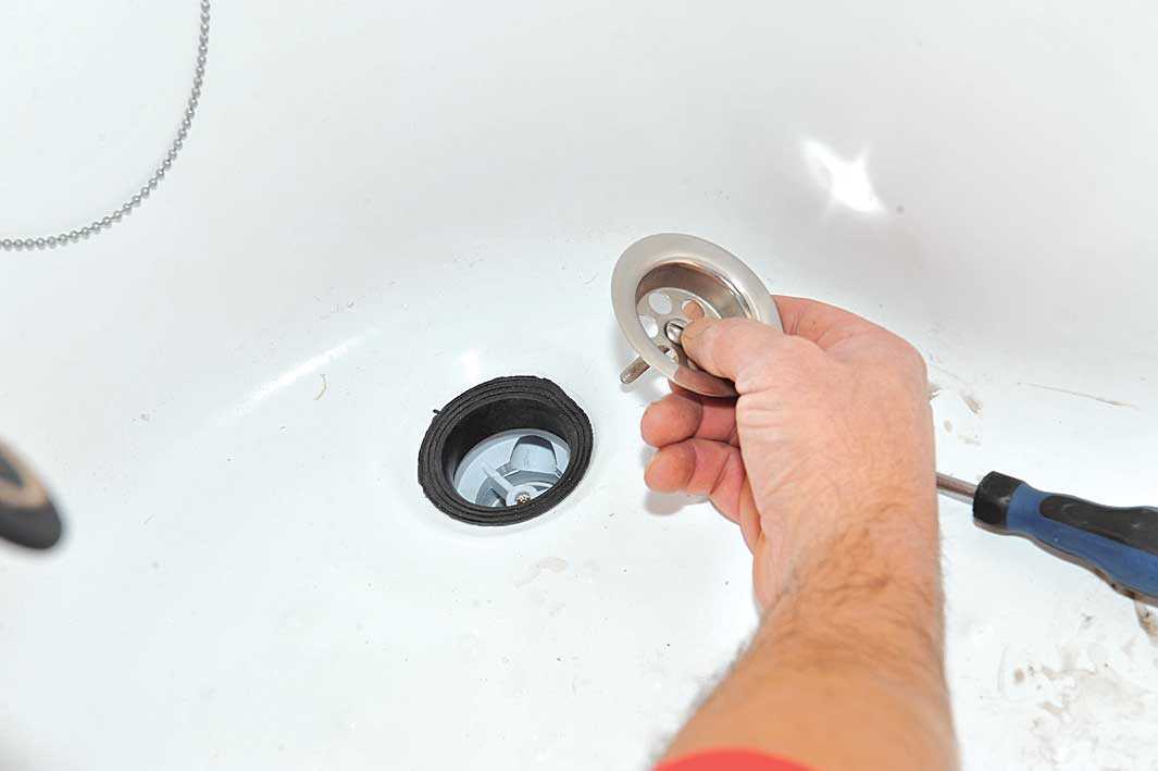 Пробка для ванной наглухо застряла, как вытащить, из ванны, застрявшую в сливе пробку