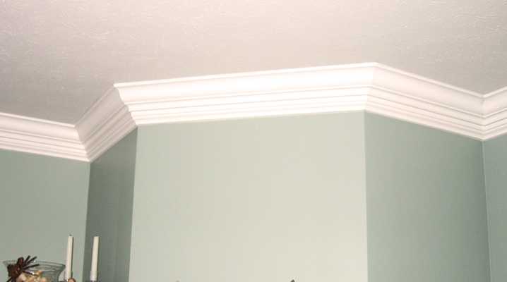 Декоративный плинтус на потолок - какой выбрать из поливинилхлорида, пенопласта, пенополистирола, полиуретана или деревянный, примеры на фото и видео