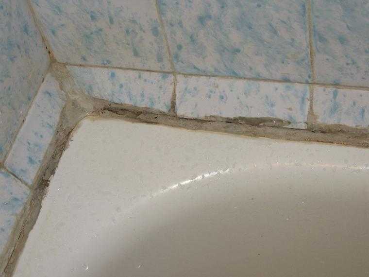 Как заделать стык между ванной и стеной: герметики и уголки
