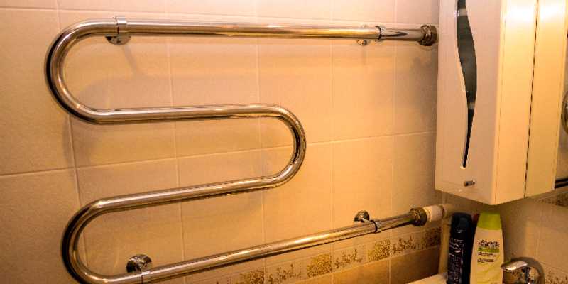 Как выполняется замена полотенцесушителя в ванной по правилам