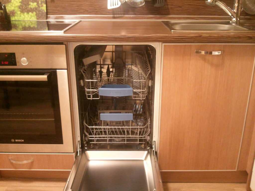 Способы извлечения посудомоечной машины из встроенной кухни