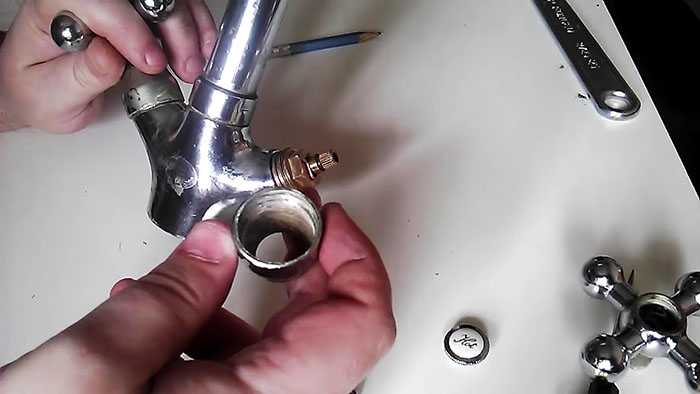 Как открутить кран буксу из смесителя если она прикипела?