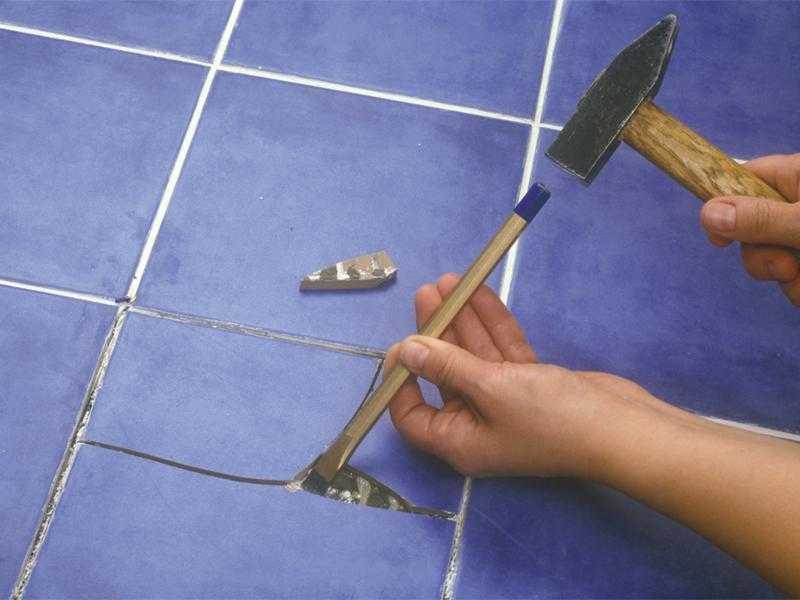 Чем заделать трещину в ванной. Реставратор плитки. Для заделки трещины на плитке. Заделать дырку в плитке на полу. Заделывание отверстий в плитке.