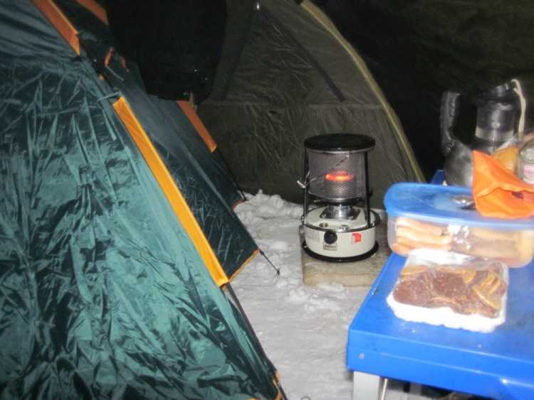 Рыбалка зимняя обогреватели. Обогреватель для палатки. Обогрев туристической палатки. Лайфхак для палатки для зимней. Отопление зимней палатки.