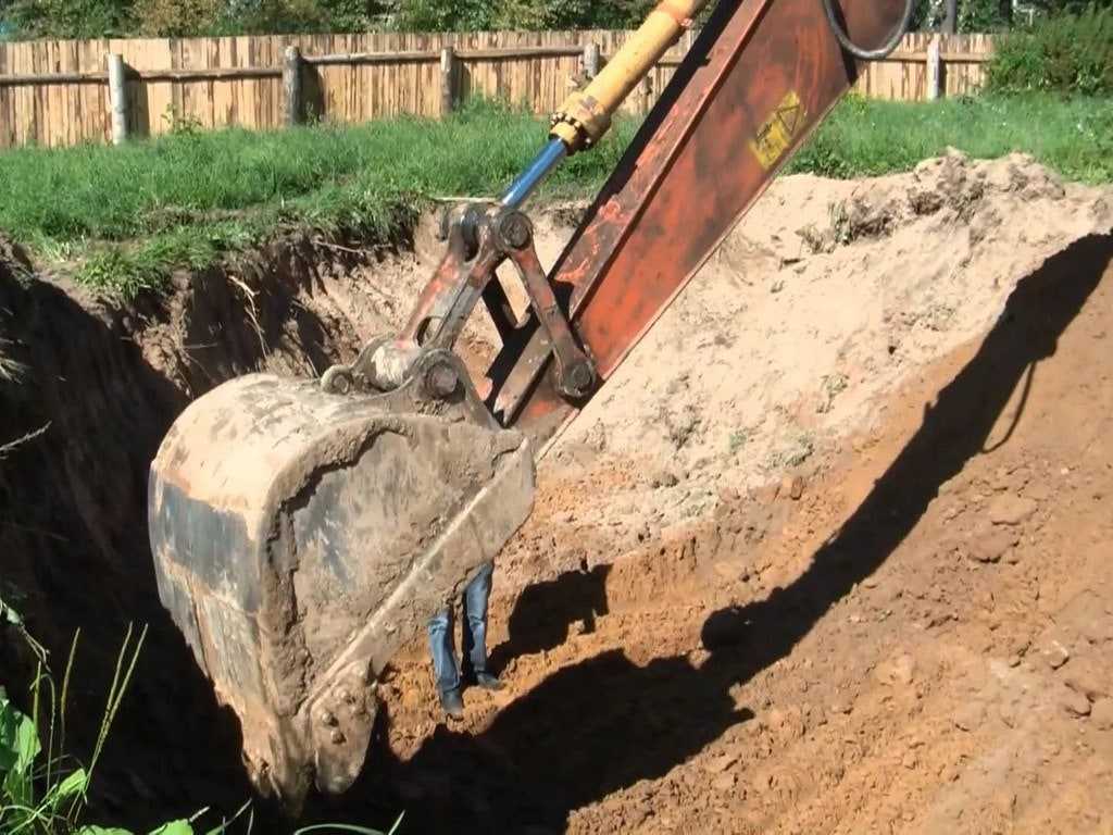 Копка ленточного фундамента экскаватором: стоимость и сроки, как копать вручную, выгодно ли нанимать землекопов?