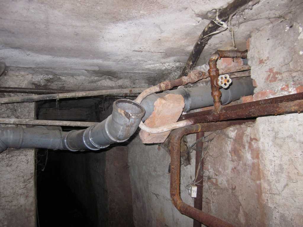 Открытые стояки. Канализационные трубы в подвале. Подвал с трубами. Канализационная труба в подвале МКД. Старые трубы водоснабжения.