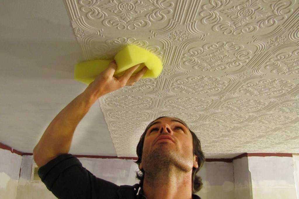 Как очистить потолок от клея потолочной плитки и снять ее: демонтаж и как выровнять