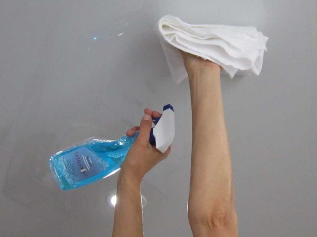 Как очистить потолок от побелки: как смыть мел, известь своими руками, видео-инструкция, фото.
