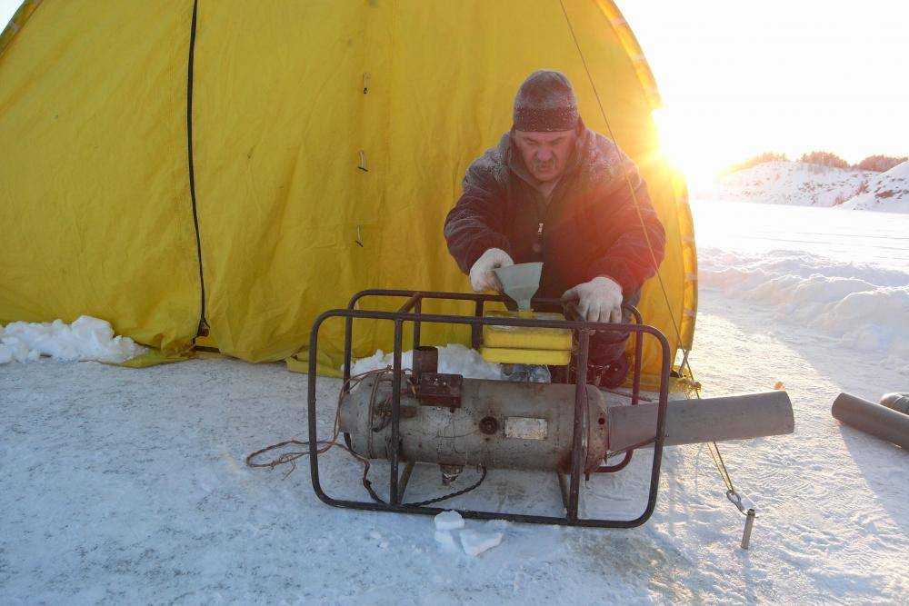 Рыбалка зимняя обогреватели. Дизельный обогреватель для палатки для зимней рыбалки. Бензиновая печка для палатки. Дизельная печка для палатки зимней рыбалки. Автономка в палатку для зимней рыбалки.