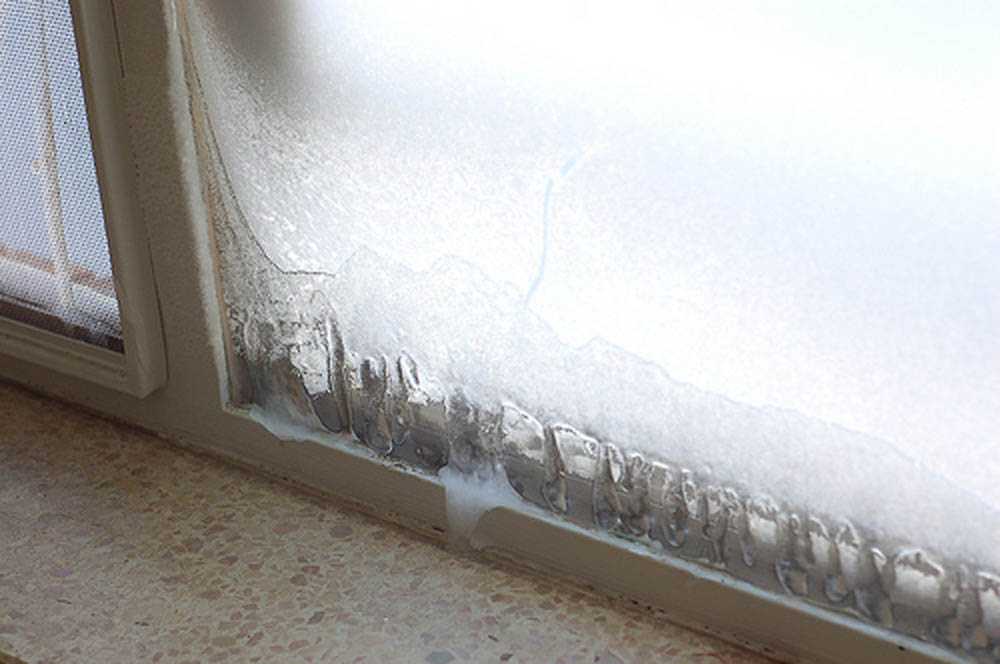 Почему промерзают пластиковые окна: что за явление, из-за чего возникает снизу или изнутри стеклопакета зимой, как устранить проблему в квартире, частном доме?
