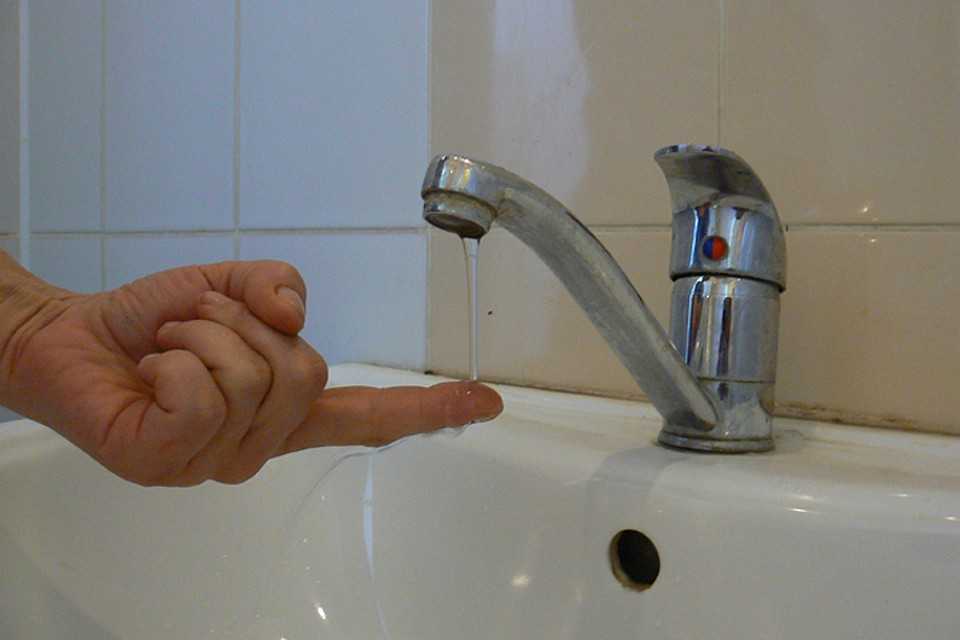 Слабый напор воды из крана в квартире как увеличить давление горячей или холодной воды, куда жаловаться