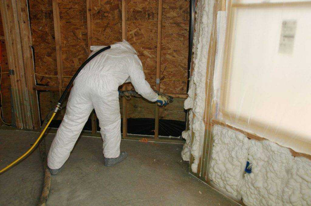 Утепление стен дома пеной. Пенополиуретановая теплоизоляция для стен. Пенополиуретан утеплитель для стен. Пенополиуретан напыление. Пенополиуретан для утепления стен.