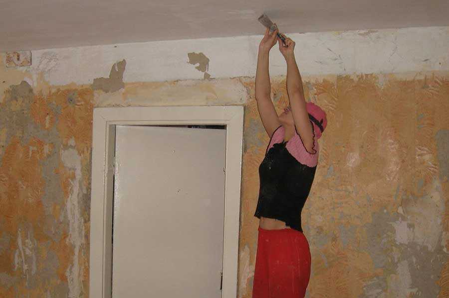 Как удалить побелку с потолка своими руками
