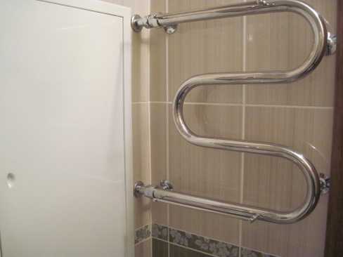 Как правильно разместить полотенцесушитель: над ванной или унитазом, а может, под раковиной?
