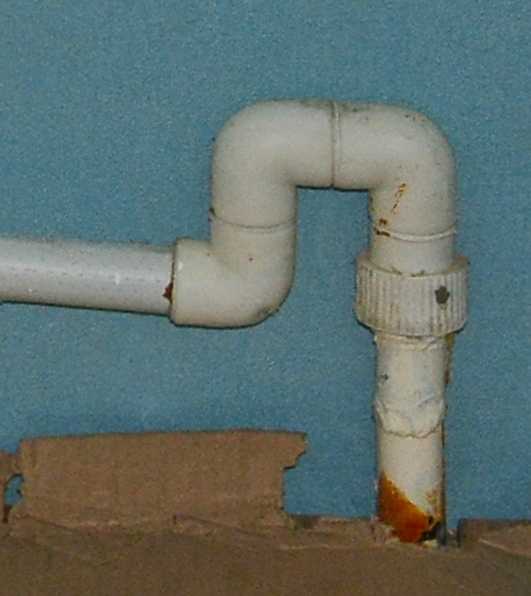 Как устранить течь в пластиковой трубе: как заделать, если протекает стык, подтекает на стыке полипропиленовых труб, так как лопнули