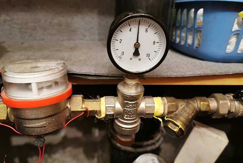 Давление воды в водопроводе: нормы, измерение и регулировка