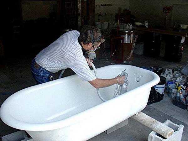 Покраска ванны акрилом позволяет придать этому сантехническому прибору новую долгую жизнь. Существуют и иные способы реставрации старых ванн.