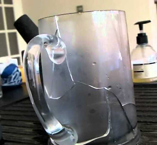 Воду можно кипятить в любой стеклянной посуде. Разбитый стеклянный чайник. Трещины на чайнике. Разбитая Кружка стекло. Стеклянные чайники и стаканы.