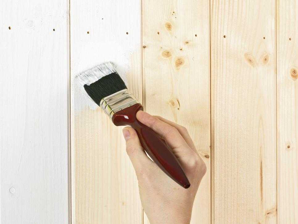 Как покрасить стену в туалете на старую краску