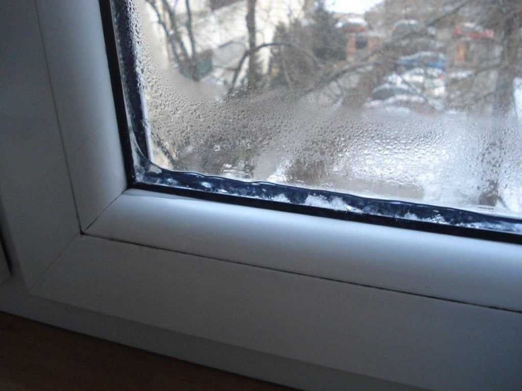 От пластиковых окон тянет холодом что делать. почему в теплых пластиковых окнах холодные стекла? когда потребуется