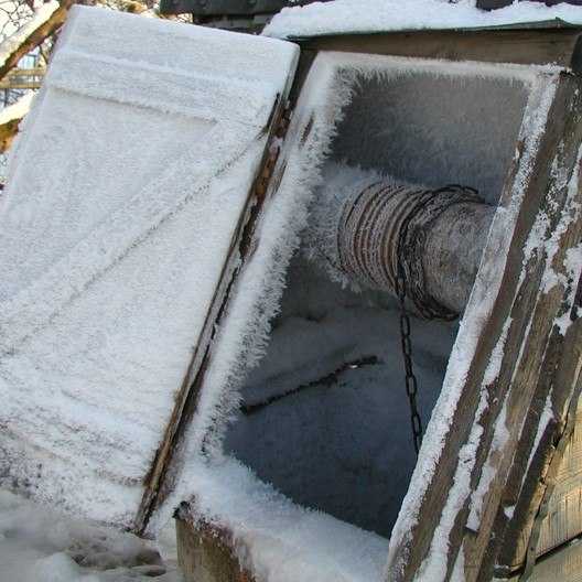 Замерзла вода в колодце