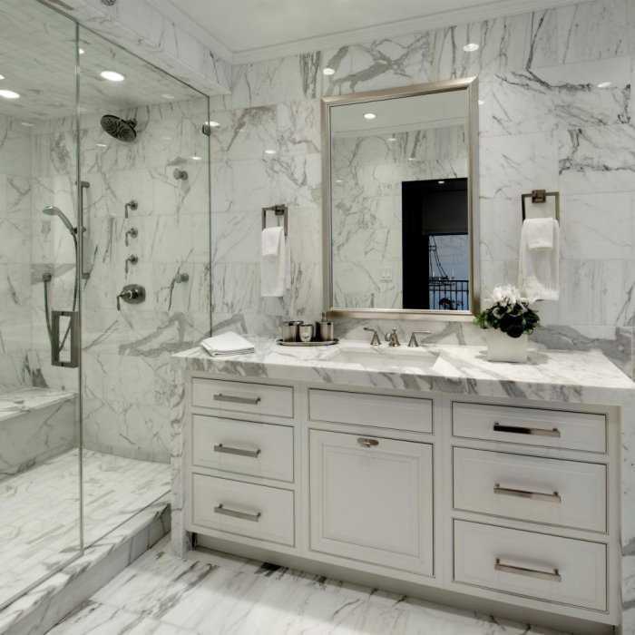Мраморная ванная комната, утонченный интерьер с фото