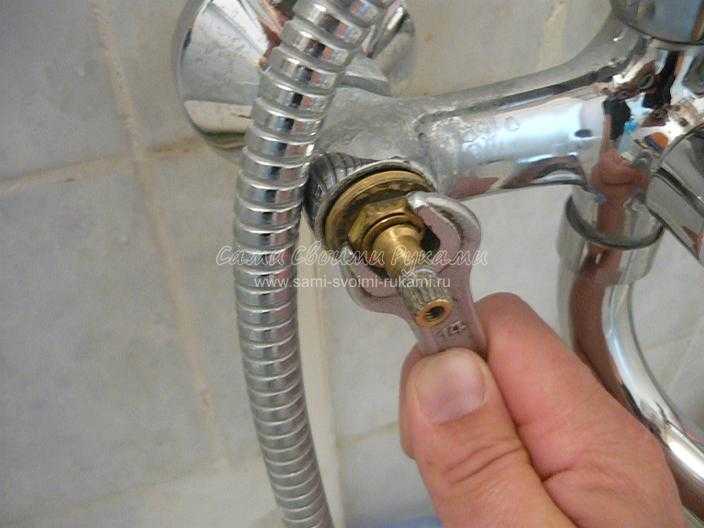 Смеситель для ванны ключ нужен. Ключ для смесителя в ванной. Ключи для кранов в ванной. Разводной ключ для крана смесителя. Размер ключа для кран буксы смесителя.