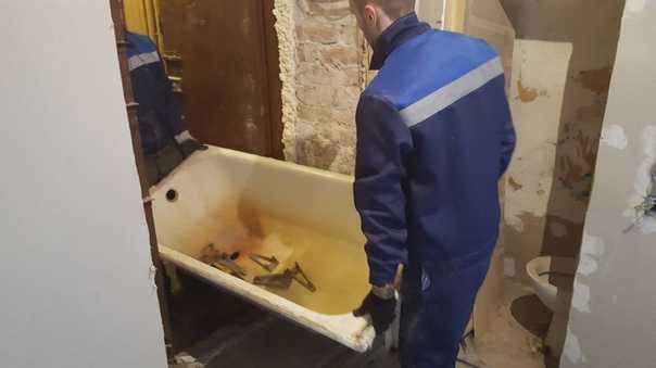 Демонтаж старой ванны: техника строительных работ и рекомендации