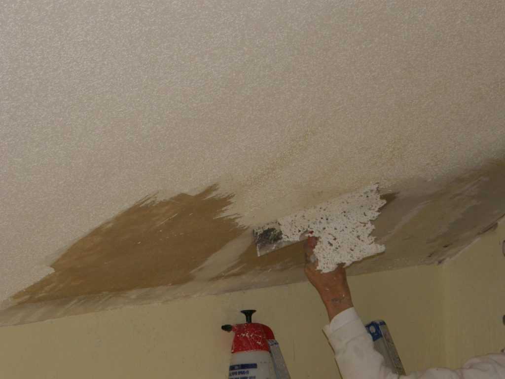 Как снять старую побелку с потолка?