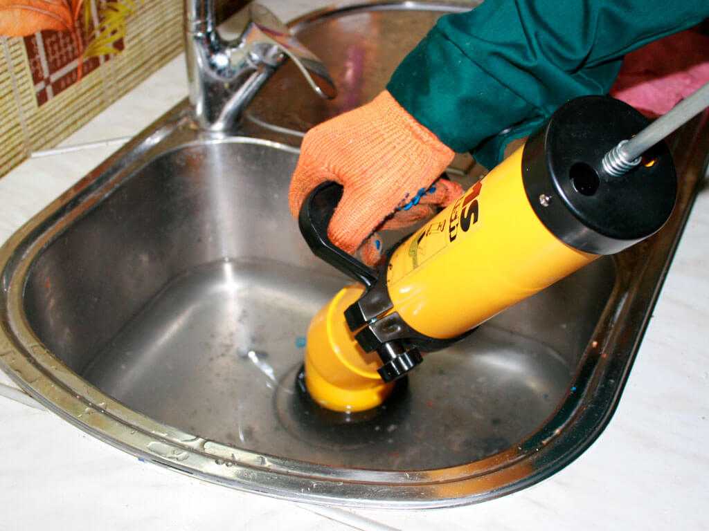 Устранить засор раковины или ванны? Нужно прочистить унитаз или стояк, звоните! Прочистка труб канализации в квартире и домах профессиональным оборудованием.