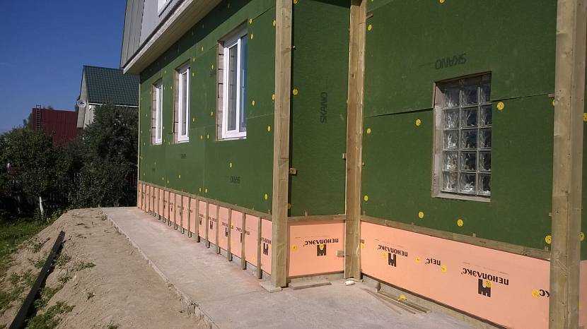Как утеплить фундамент деревянного дома снаружи своими руками пеноплексом? - строим сами
