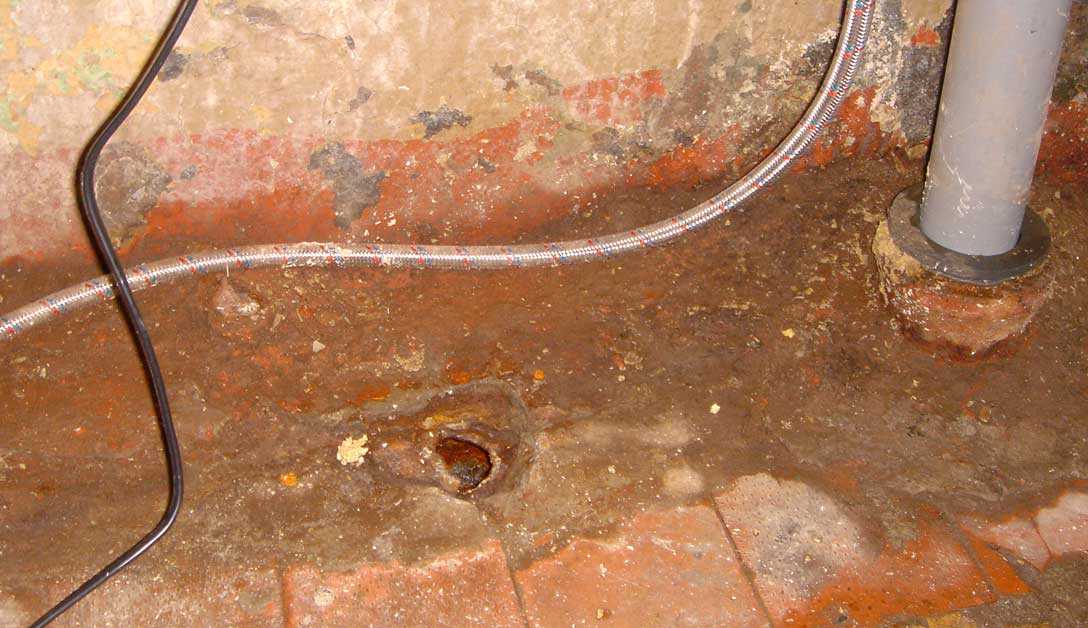 Чем и как заделать трещину в чугунной канализационной и водопроводной трубе, устранение течи в трубах из популярных материалов