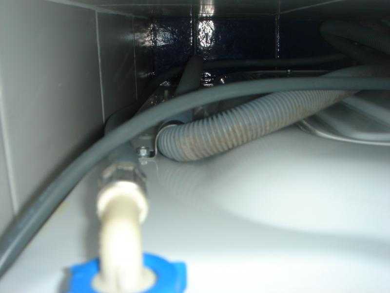 Плохо поступает вода в стиральной. Сливной шланг для стиральной машины Ardo tl600x. Посудомоечная машина Kuppersberg шланг слива воды. Шланг слива и подачи воды Занусси 6127. Сливной шланг на посудомоечную машину Канди.
