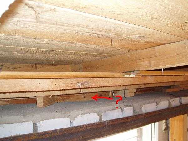 Чтобы провести утепление крыши деревянного дома изнутри, надо определиться с термоизоляционным материалом и его толщиной, узнать технологию выполнения работ