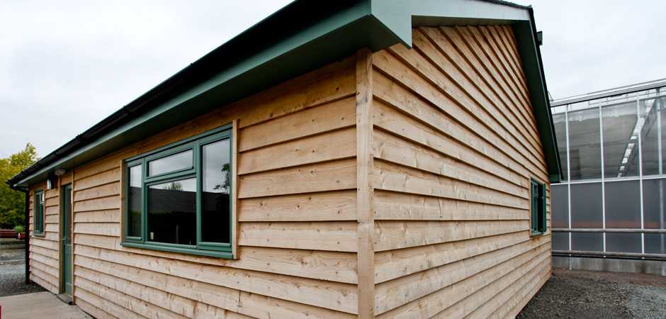 После окончания строительства деревянного жилого здания перед владельцем возникает вопрос: чем обшить дом из бруса снаружи? Ведь нужно подобрать материал…