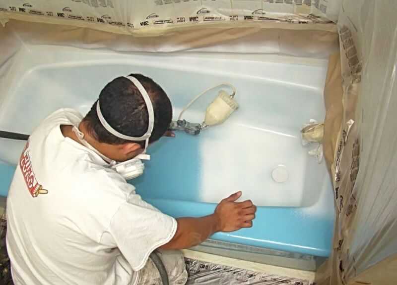 Покраска ванны акрилом позволяет придать этому сантехническому прибору новую долгую жизнь. Существуют и иные способы реставрации старых ванн.
