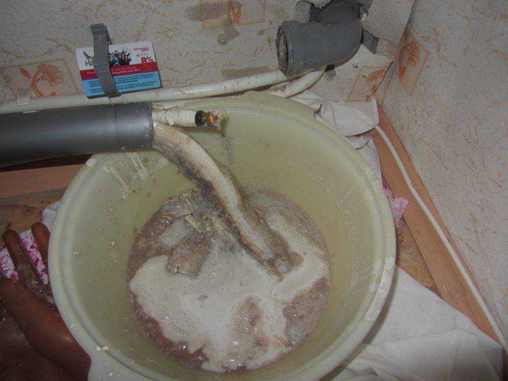 Как устранить засор в ванной: способы прочистить слив и пробить канализационную трубу
