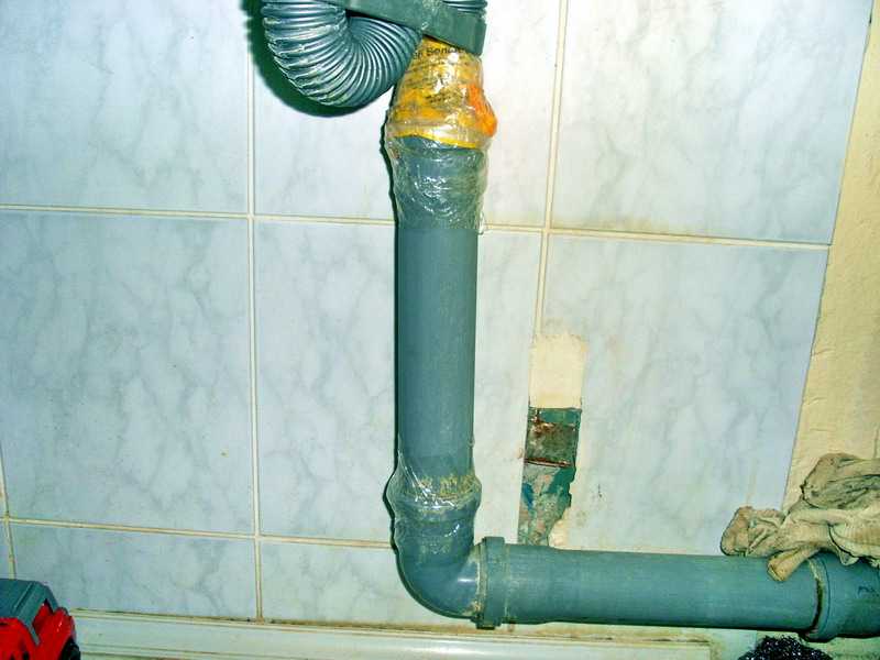 Маскировка канализационной трубы в туалете: выбор материала и основные способы