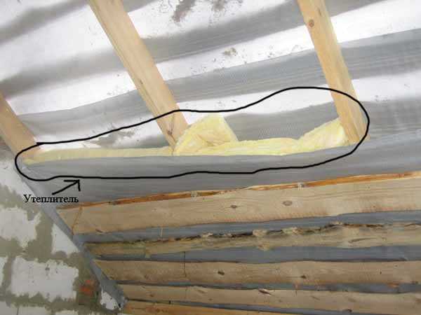 Сосед по гаражу рассказал, чем утеплил потолок у себя в гараже за 1500 рублей