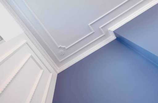 Декоративный плинтус на потолок: характеристика материала