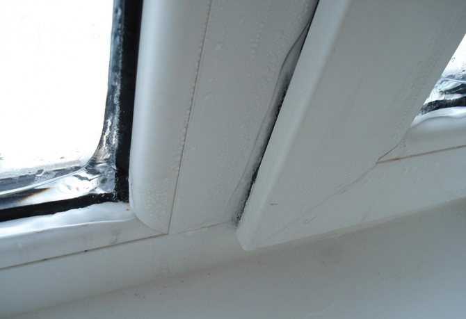 Почему замерзают и запотевают окна на балконе зимой: выявление причины и методы решения проблемы