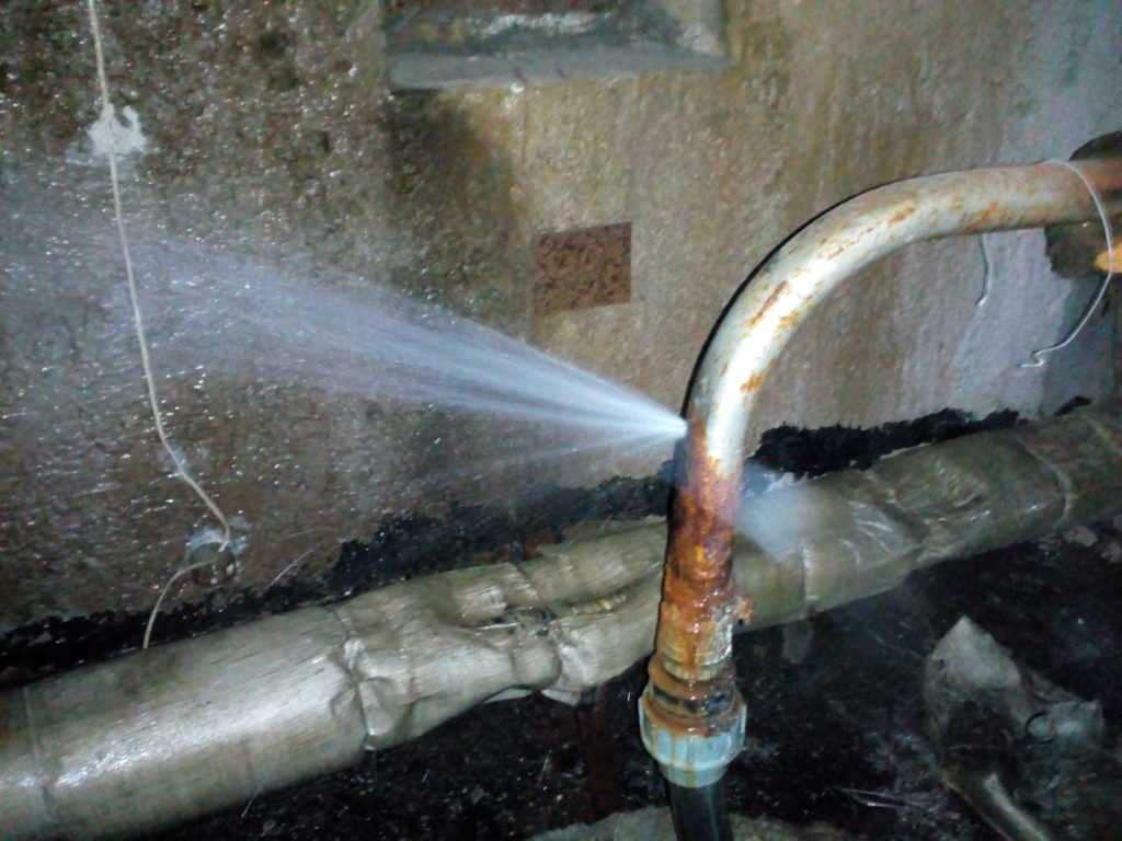 Свищ в трубе: ремонт без сварки, как заделать на трубе горячей воды, в трубопроводе водопроводном, что это такое