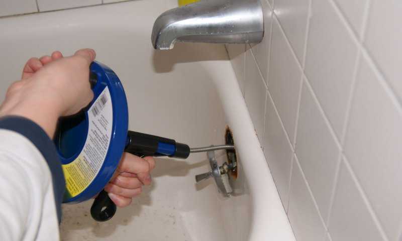 Засорился унитаз: что делать, как удалить засор в домашних условиях, как прочистить, если забился туалет, как прочистить, почему засоряется, стоит вода