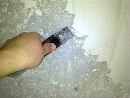 Как снять старую побелку с потолка быстро и без грязи