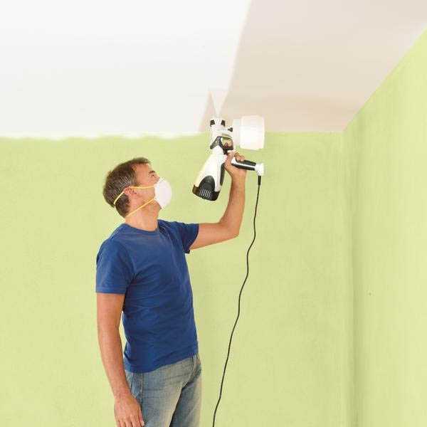 Покраска потолка водоэмульсионной краской с помощью краскопульта