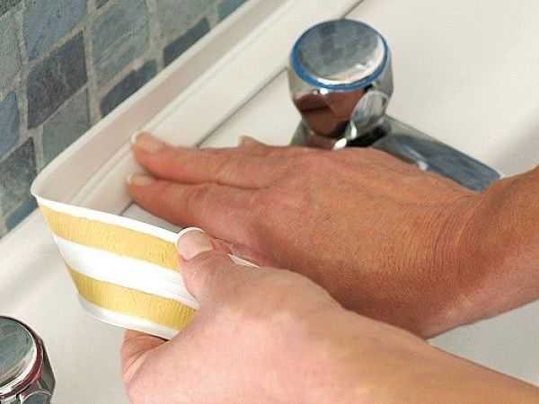 Как приклеить бордюрную ленту в ванной: полезная инструкция