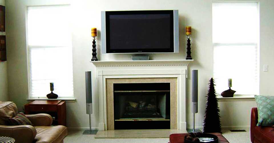 Телевизор над камином (58 фото): можно ли над вешать декоративный электрокамин в зале на одной стене с телевизором
