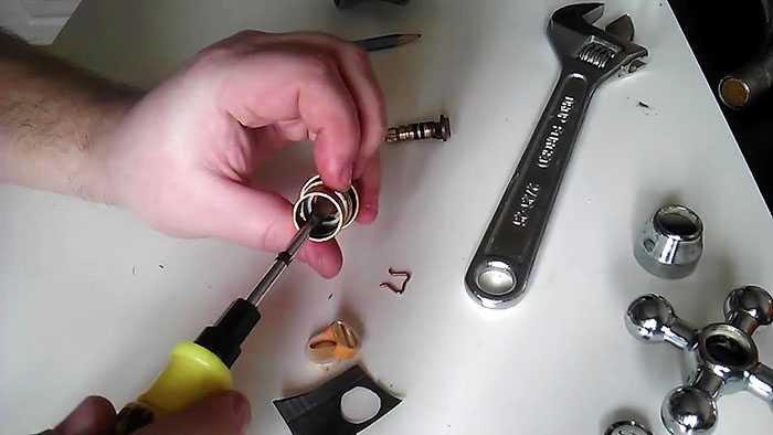 Как разобрать смеситель в ванной двухвентильного типа: ремонт и замена кран-буксы