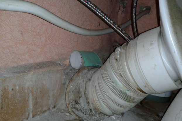 Почему стоит неприятный запах канализации в квартире?